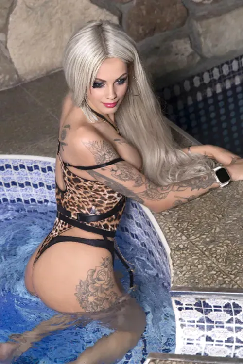Melody : zirliches-Tattoogirl-bild-01.webp