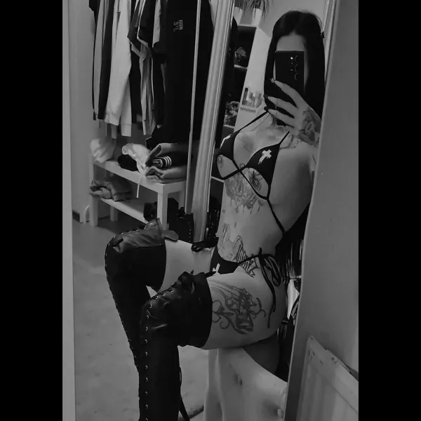 Sexinserate Berlin - Tipp: erotikportal/dominant-bizarr/dominas/lady-kim880/bilder/bizarrlady-kim-bild-05.webp