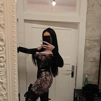 Berliner Erotikmodell Lady Kim - DOMINANT-BIZARR